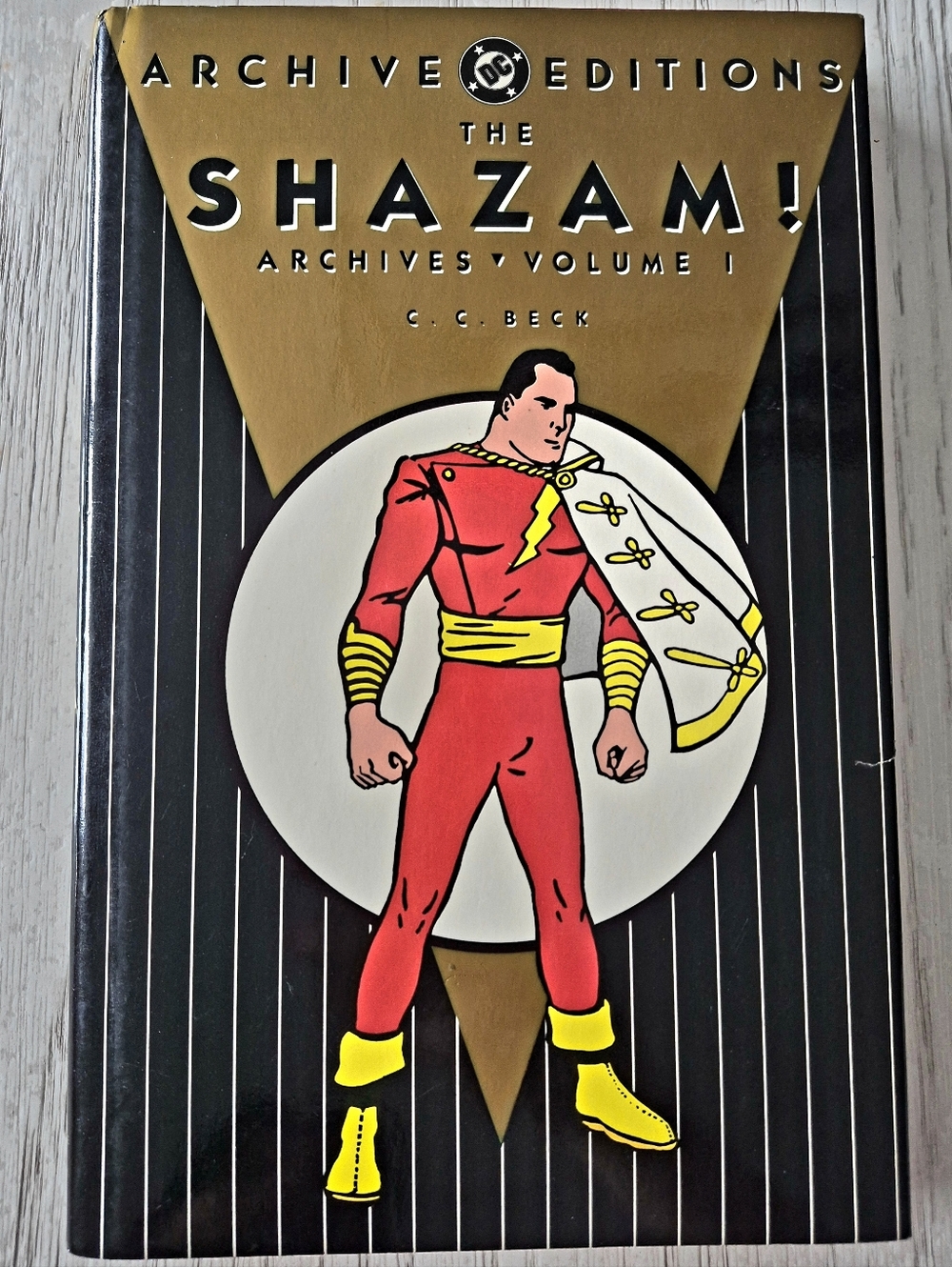 VINTAGE 1992 DC Comics Graphic Novel : SHAZAM! Volume 1 1st printing Warner Bros